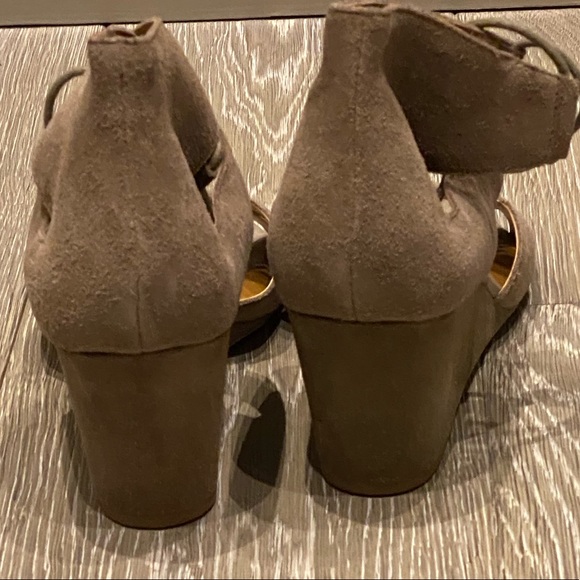 BRAND NEW Dolce Vita Taupe Suede Wedge Sandals - Picture 7 of 9